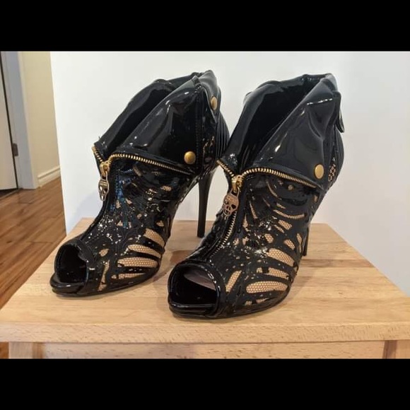 Alexander McQueen, Butterfly Lace Pattern, Size 8 - Picture 2 of 4